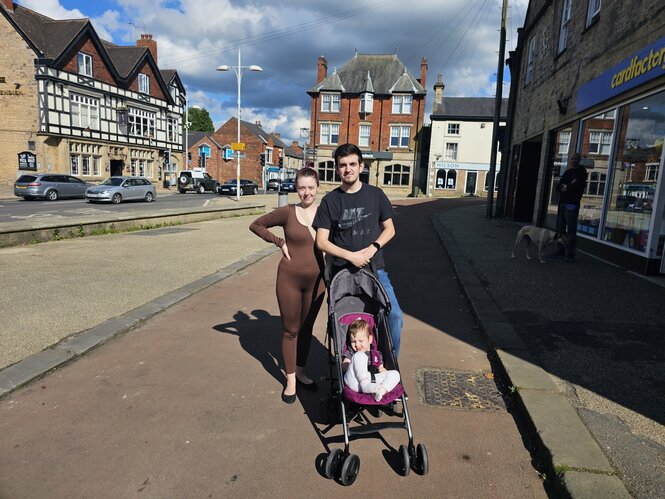 Mann und Frau mit Kinderwagen