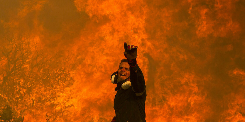 Feuerwehrmann in den Flammen