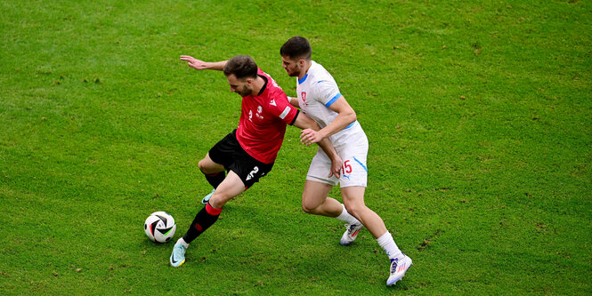 Ein georgischer Spieler setzt sich im Zweikampf durch