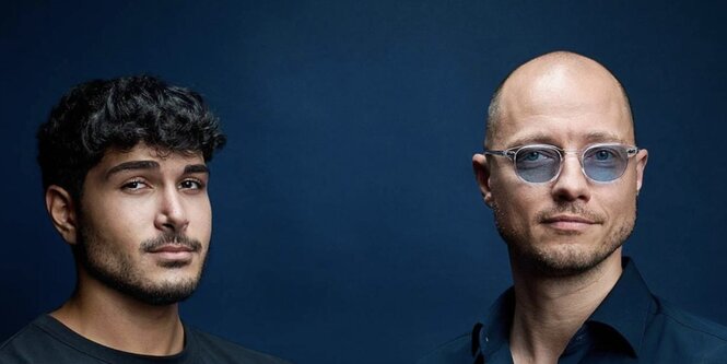 Kiarash Hossainpour und Philipp Hopf vor blauem Hintergrund