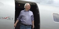 Julian Assange beim Aussteigen aus Flugzeug.