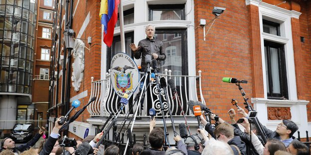 Julian Assange steht auf dem Balkon der ecuadorianischen Botschaft, umringt von unzähligen Medienvertretern