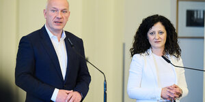 Das Foto zeigt Regierungschef Kai Wegner von der CDU und Sozialsenatorin Cansel Kiiziltepe von der SPD.