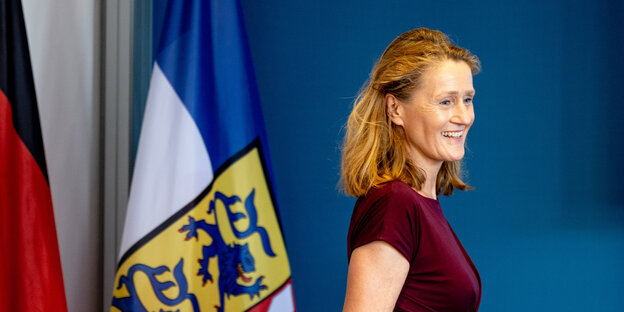 Eine Frau neben der schleswig-holsteinischen Flagge