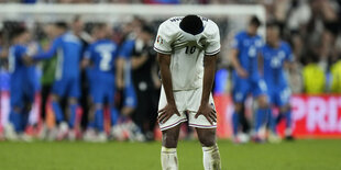 Ein englischer Nationalspieler versteckt sein Gesicht in seinem Trikot