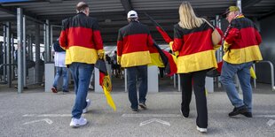 Deutschlandfans in Schwarz-rot-goldener Kleidung