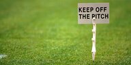 Ein Schild auf einem Fußballrasen, auf dem steht: Keep off the pitch