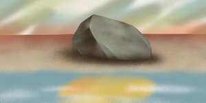 ein Felsen liegt am Strand, sein Spiegelbild im Wasser schimmert golden