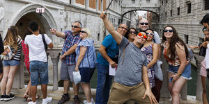 Touristen machen Selfies vor der Seufzerbrücke in Venedig