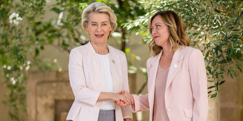 Ursula von der Leyen und Giorgia Meloni geben sich die Hand