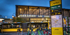 Bahnhof Zoo mit Jelbi-Schild