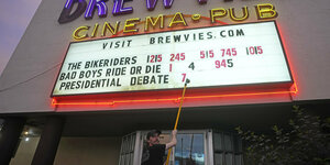 Schild eines Kinos, die Präsidentschaftsdebatte wird angeschlagen