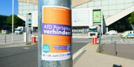 Aufkleber mit der Aufschrift "AfD Parteitag verhindern" an einem Mast vor der Grugahalle in Essen