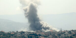 Rauch steigt am Mittwoch nach einem israelischen Angriff im Südlibanon auf