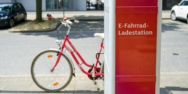 Ein Fahrrad steht in Hannover an einer Ladesäule für E-Bikes des Energieversorgers Enercity