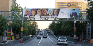 Wahlplakate über einer Strasse im Iran
