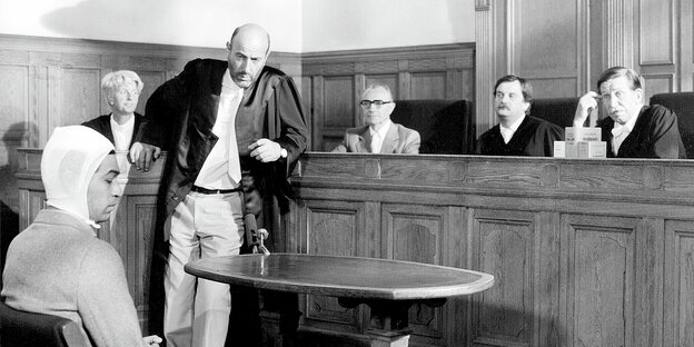 Manfred Krug als Anwalt im Gerichtssaal, Richter , ein Angeklagter mit Kopfbandage