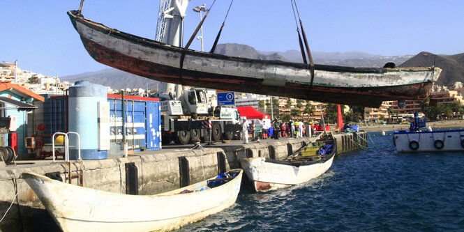 Ein kleines Boot wird aus dem Wasser gehoben