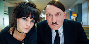 Franziska Wulf als Fräulein Krömeier und Oliver Masucci als Hitler in einer Szene des Kinofilms "Er ist wieder da"