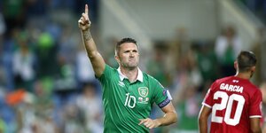 Robbie Keane und ein anderer Spieler