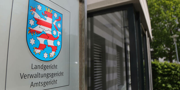 Schild mit dem Wappen von Thüringen am Eingang des Landgerichts, Verwaltungsgerichts, Amtsgerichts in Gera.