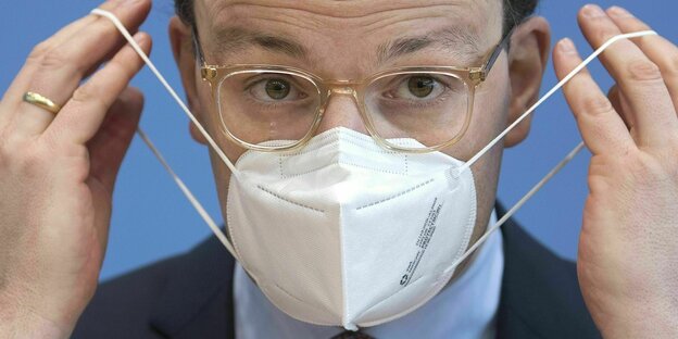 Jens Spahn, Bundesgesundheitsminister CDU, mit FFP-2-Maske während der Bundespressekonferenz zum Thema Unterrichtung des BMG zum Umgang mit dem Coronavirus in Berlin im Februar 2021.