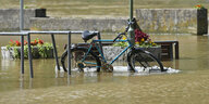 Ein Fahrrad steht in der überfluteten Altstadt von Passau.