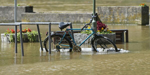 Ein Fahrrad steht in der überfluteten Altstadt von Passau.