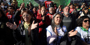 Protestierende Menschen in Buenos Aires