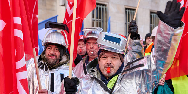 Demonstranten bei einer Kundgebung der Gewerkschaft IG BCE im November 2023.
