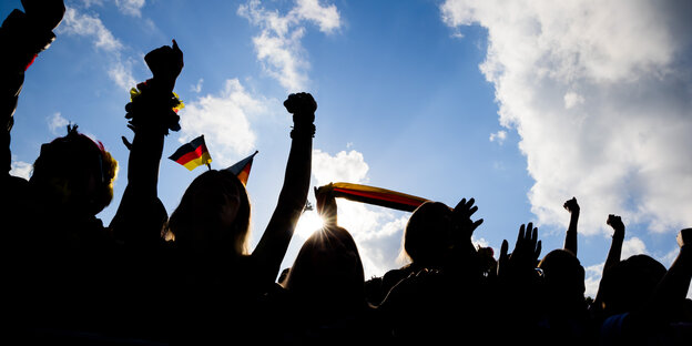 Deutschland-Fans jubeln beim Public Viewing in der Fanzone am Brandenburger Tor