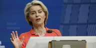 Die Präsidentin der Europäischen Kommission Ursula von der Leyen spricht auf einer Medienkonferenz während eines EU-Gipfels am 28.6.2024.