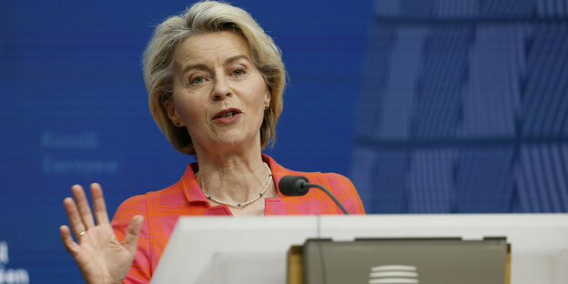 Die Präsidentin der Europäischen Kommission Ursula von der Leyen spricht auf einer Medienkonferenz während eines EU-Gipfels am 28.6.2024.
