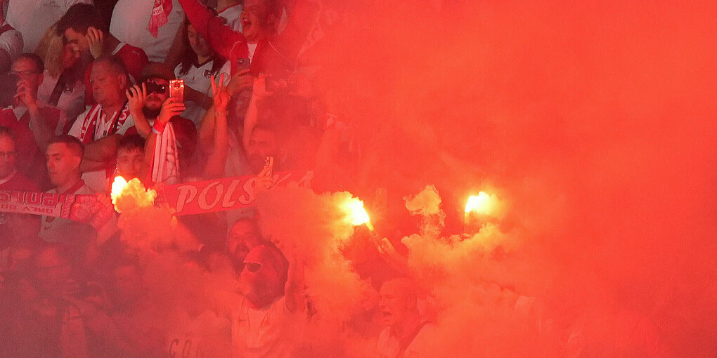 Beim EM-Spiel Polen gegen Österreich haben Fans im polnischen Fanblock Pyrotechnik gezündet.