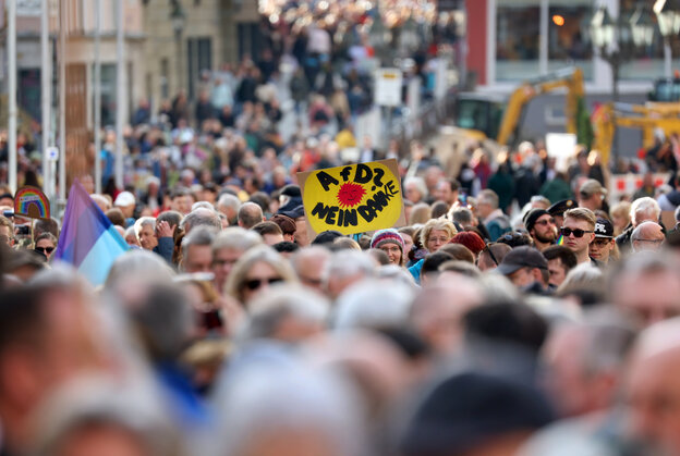 Eine Masse an Menschen auf einer Demo, ein Schild mit dem Text "AfD? Nein Danke" ist lesbar