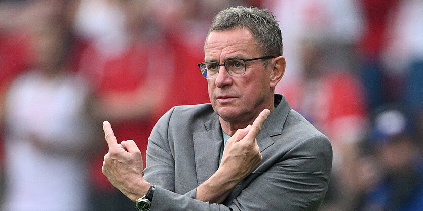 Österreichs Trainer Ralf Rangnick fuchtelt mit den Händen.