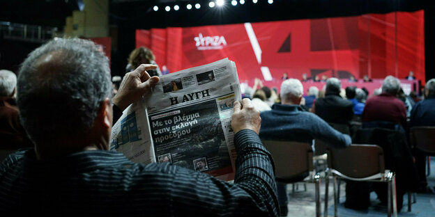 Ein Mann liest die Syriza-nahe Tageszeitung Avgi während des dritten Tages des Parteikongresses der Progressiven Allianz SYRIZA in Athen, Griechenland, am 24. Februar 2024.