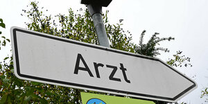 Ein Schild mit der Aufschrift Arzt steht in der Kommune Kirchheim Teck an einer Straße.