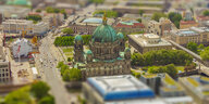 Luftaufnahme des Berliner Doms, der durch sehr geringe Tiefeschärfe wie eine Miniatur wirkt.