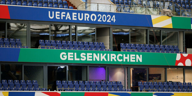 Blick auf die noch leere Tribüne der Schalke-Arena in Gelsenkirchen.