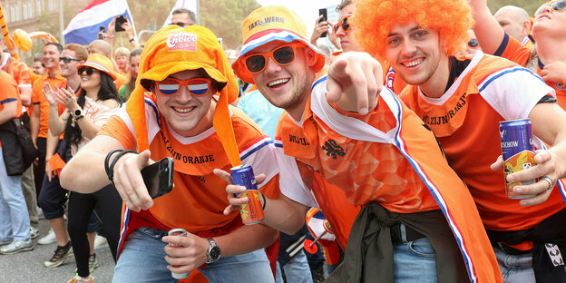 Niederländische Fans feiern bei einem Fanmarsch in Hamburg.