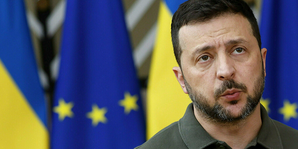 Der ukrainische Präsident, Volodymyr Zelensky, vor ukrainischen und europäischen Flaggen