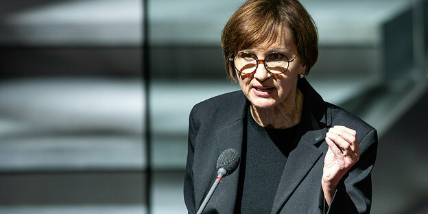 Bettina Stark-Watzinger (FDP), Bundesministerin für Bildung und Forschung, spricht nach der Regierungserklärung bei der Befragung der Bundesregierung im Plenarsaal im Deutschen Bundestag am 26.6.2024.