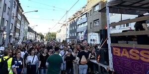 Viele Menschen befinden sich in einer Straße und demonstrieren gegen die AfD. Am rechten Bildrand sieht man eine auf der Ladefläche eines Lasters aufgebaute Lautsprecheranlage