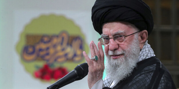 Ajatollah Ali Chamenei winkt