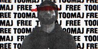 Der Rapper Toomaj Salehi mit einem roten Balken vor den Augen, hinter ihm läuft der Slogan "Free Toomaj" als Schrift von oben bis unten über das Bild.