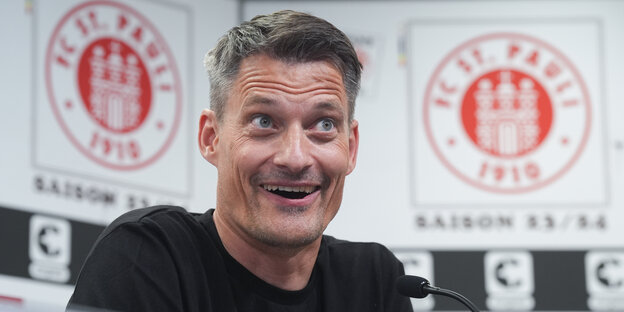 Alexander Blessin lacht bei der Vorstellung als neuer Trainer des FC St. Pauli.