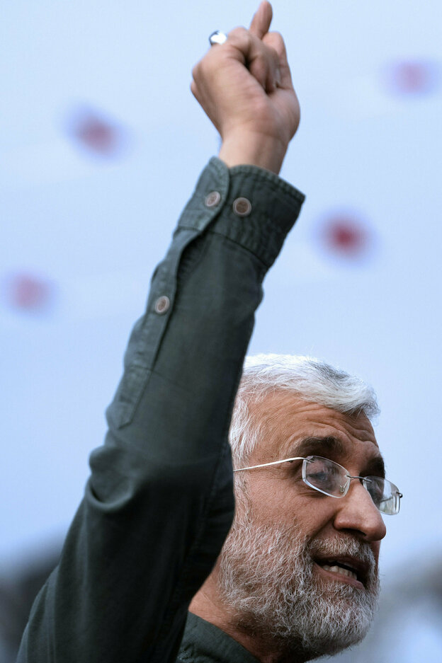 Jalili hebt mahnend den Arm und Zeigefinger
