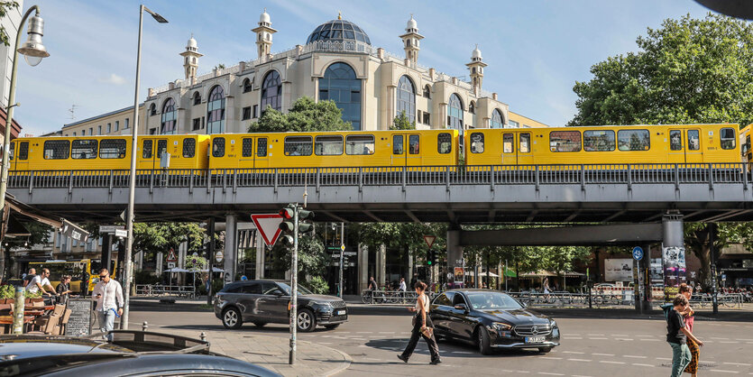 Moschee in Kreuzberg hinter Hochbahn