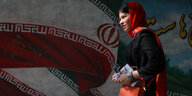 Eine Frau mit rotem Kopftuch geht an einer Mauer vorbei, die mit der Flagge Irans bemalt ist